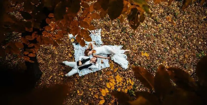 wedding-couple-lying-under-a-tree