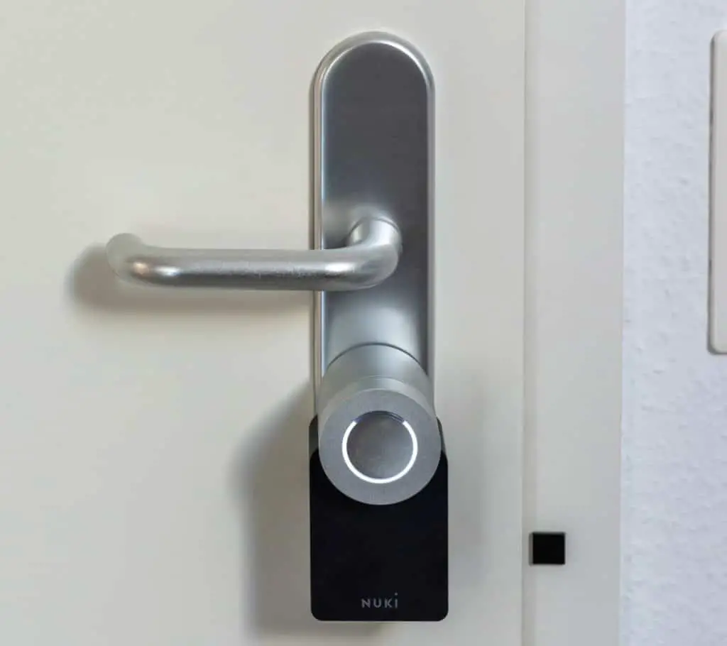 Entrance door being equipped with a Nuki Smartlock and open door detection