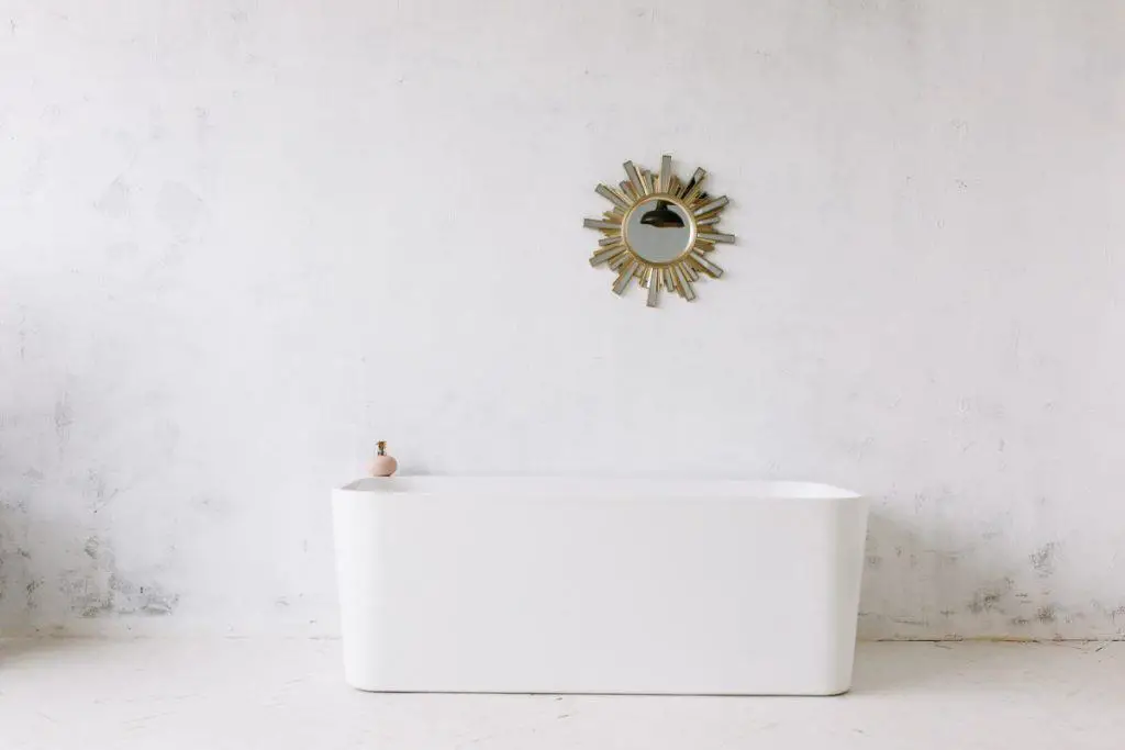 freestanding white bathtub